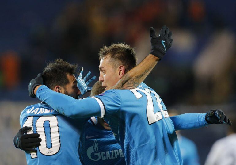 El delantero del Zenit de San Petersburgo, Artiom Dziuba (d) celebra con su compañero venezolano Danny (i) su tanto ante el Valencia FC durante el partido del grupo H de la Liga de Campeones disputado en el estadio Petrovsky en San Petersburgo, Rusia hoy 24 de noviembre de 2015. EFE