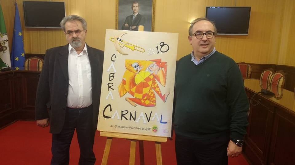 El profesor egabrense Francisco Calvo Poyato, autor del cartel del Carnaval de Cabra 2018, con el delegado de Feria y Fiestas del Ayuntamiento de Cabra Guillermo González. Foto de Archivo