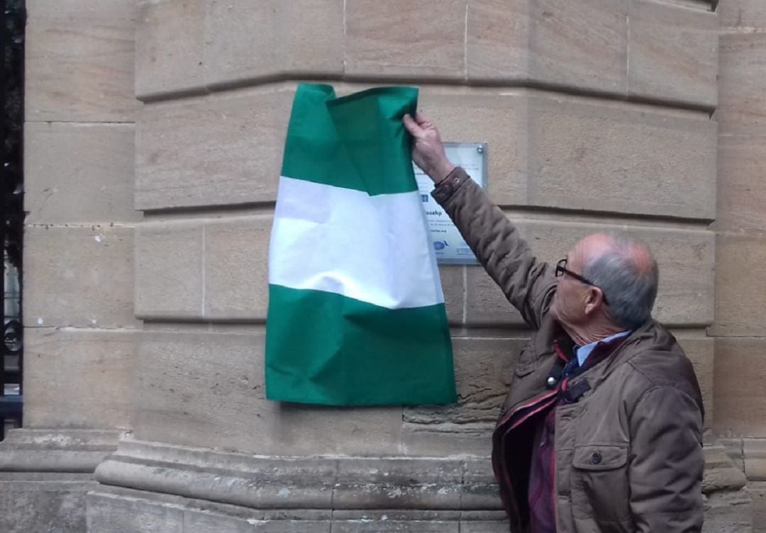 Joaquín robles, concejal de Turismo, descubre la nueva placa en el cementerio de San José.