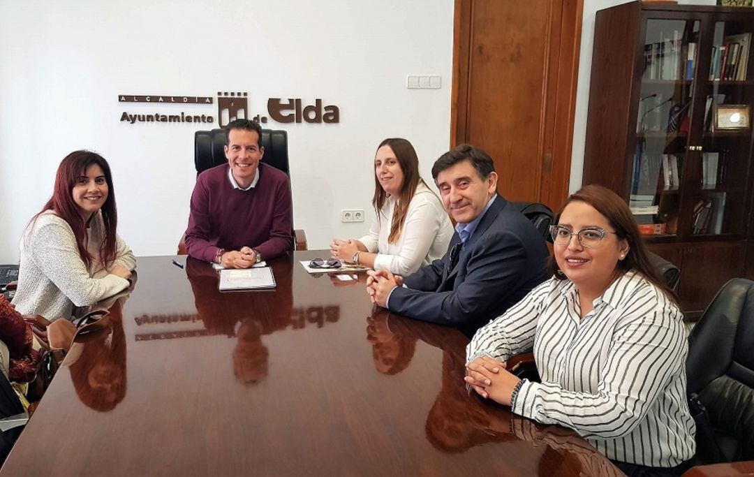 Representantes de la ONCE y el alcalde de Elda