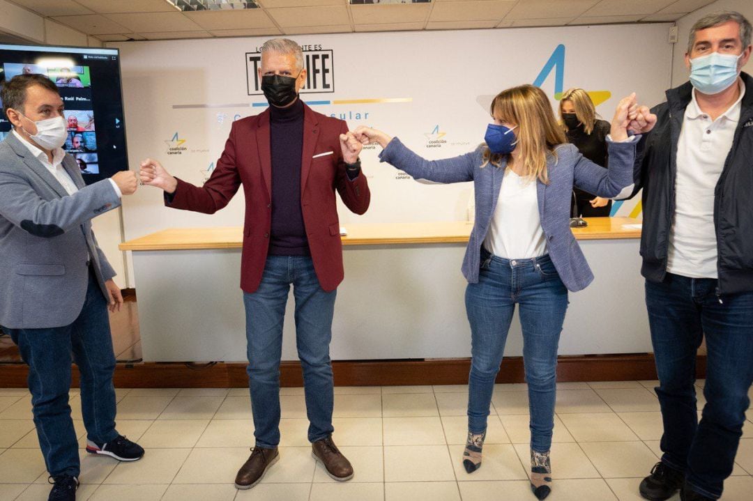 Francisco Linares, en el centro, acompañado por José Manuel Bermúdez, Rosa Dávila y Fernando Clavijo, al término del congreso insular.