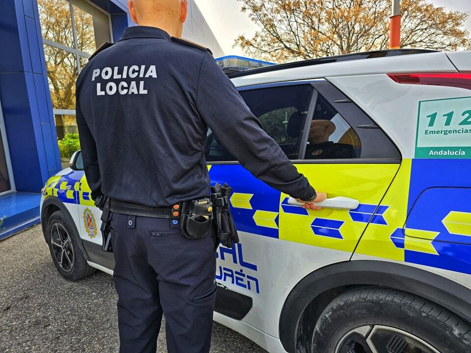 Un policía local junto a la unidad móvil en una imagen de archivo.