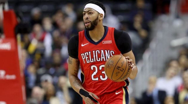 Anthony Davis sube el balón para organizar una jugada de ataque