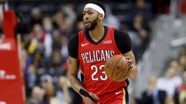 Anthony Davis sube el balón para organizar una jugada de ataque