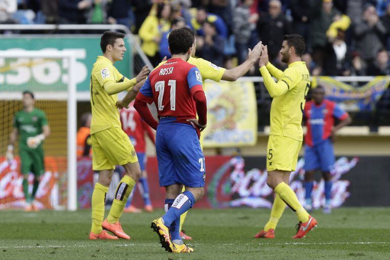 GRA089. VILLARREAL (CASTELLÓN), 28022016.- Los jugadores del Villarreal celebran uno de sus goles ante el delantero del Levante Giuseppe Rossi (c, de espaldas), durante el partido de la vigésima sexta jornada de Liga de Primera División disputado hoy en E