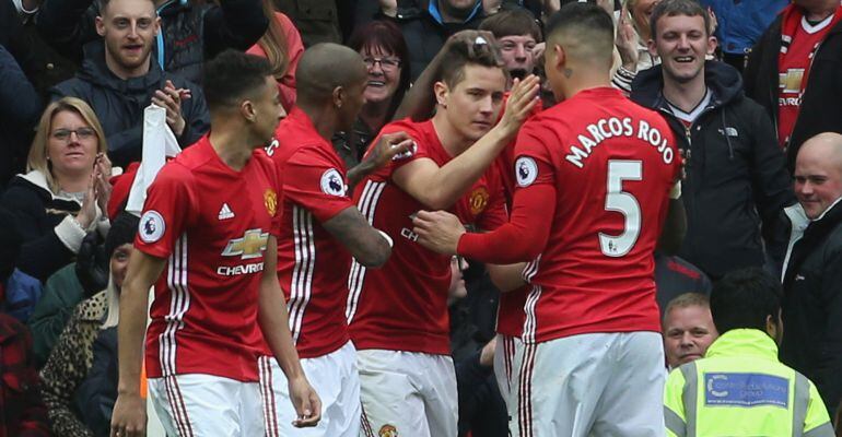 Ander Herrera celebra un gol junto a sus compañeros