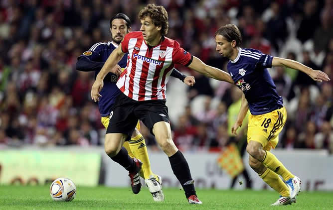 Fernando Llorente protege el balón