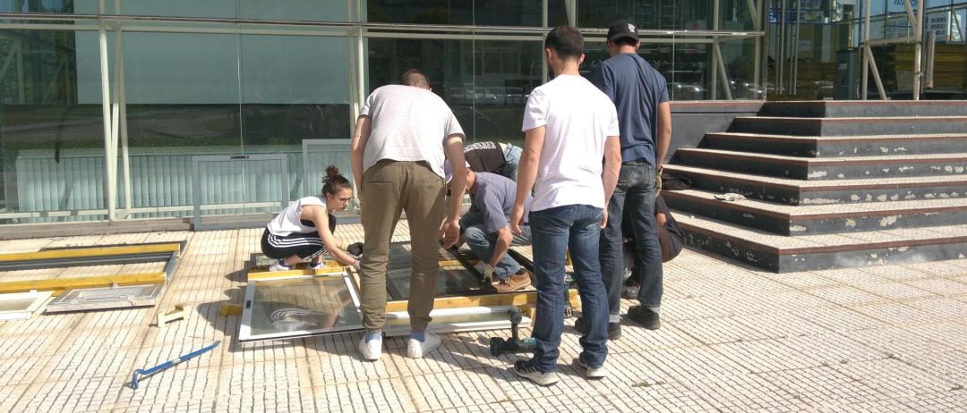 Estudiantes de la UDC construyen una estructura que acogerá un "Aula Libre"