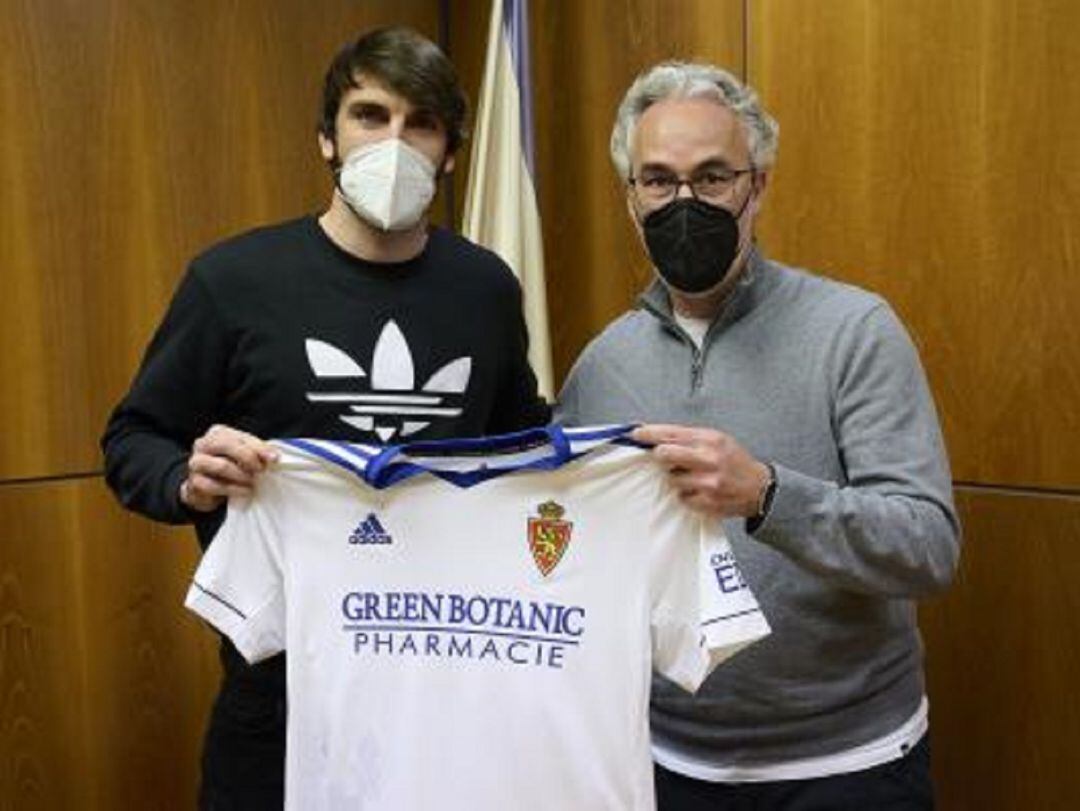 Eugeni Valderrama posa con su nueva camiseta junto a Miguel Torrecilla