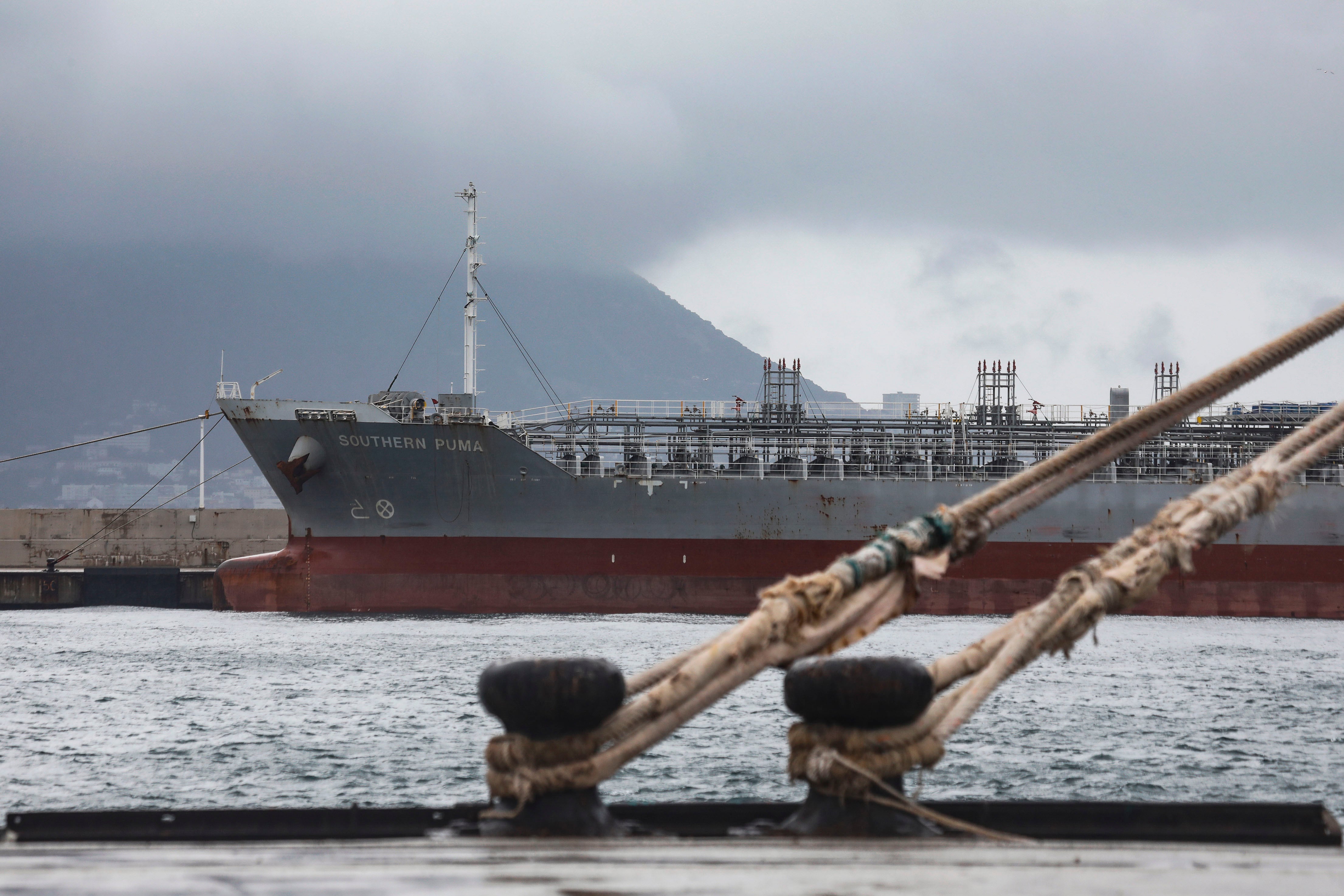 ALGECIRAS (CÁDIZ), 02/11/2024.- El buque Southern Puma, que colisonaba en la madrugada del viernes con el Louisa Bolten, ha atracado en el Dique Exento del Puerto de Algeciras, donde quedará abrigado a la espera de reparar el casco. EFE/A.Carrasco Ragel
