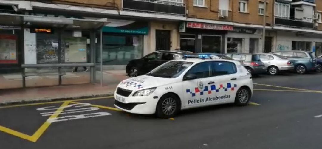 La Policía Local de Alcobendas pidiendo a los vecinos que se queden en casa