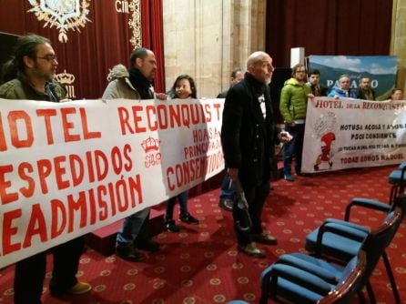 Los miembros de las Asambleas de Trabajadores en lucha, durante la protesta en el hotel de la Reconquista. Esta mañana. Oviedo