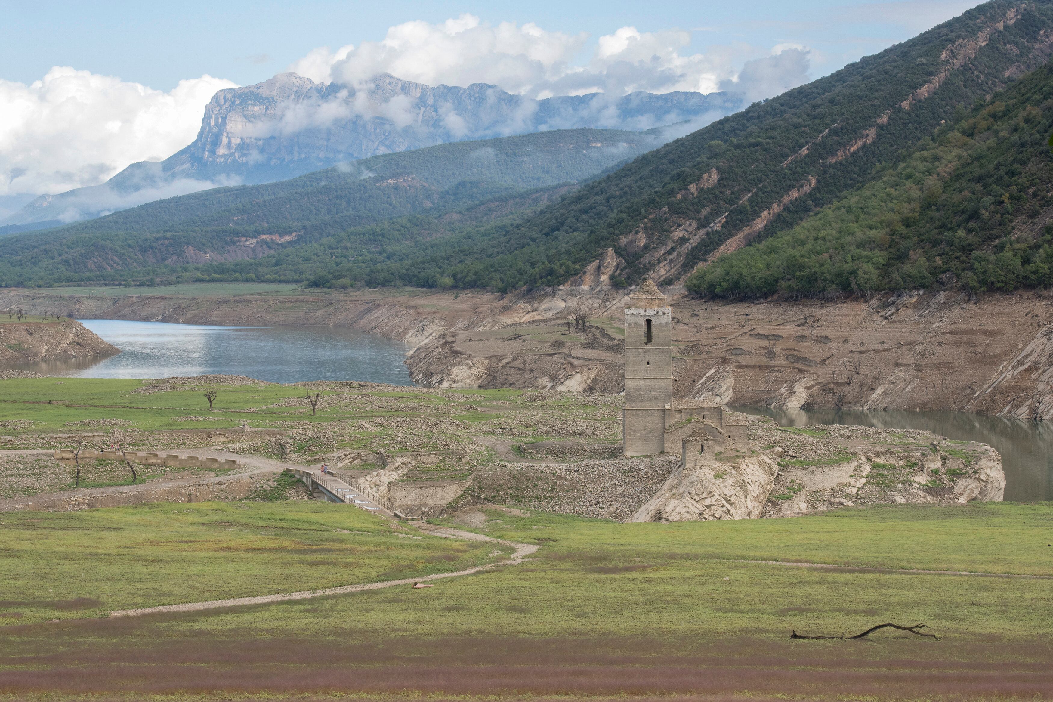 Vista del embalse de Mediano, en la provincia de Huesca donde se puede apreciar la iglesia del pueblo que se inundó cuando se construyó el embalse. EFE/Javier Blasco