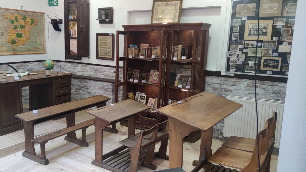 Reportaje sobre la exposición 'Sueños y Tizas' que se puede ver en el IES Carpe Diem de Fuenlabrada.