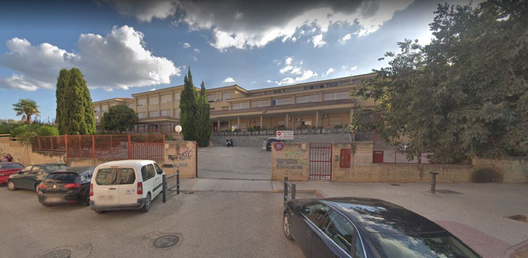 Acceso al Colegio 'Divino Maestro' de la capital.