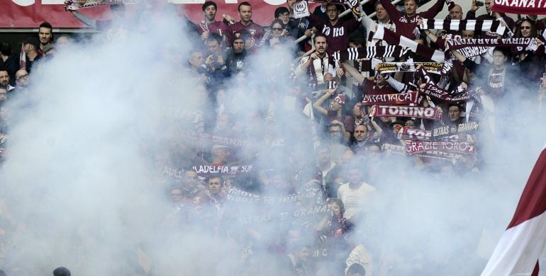 Torino&#039;s supporters look on as a firework explode during their Italian Serie A soccer match against Juventus at Olympic Stadium in Turin April 26, 2015. REUTERS/Giorgio Perottino 