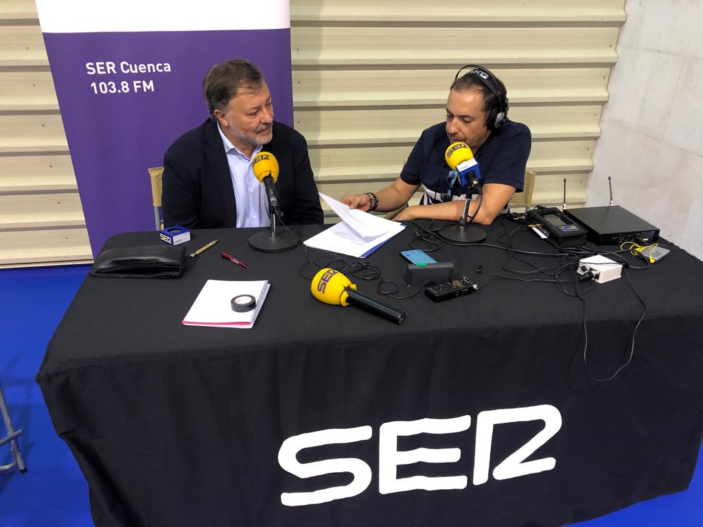 El alcalde de Cuenca, Darío Dolz, durante el programa especial desde la Feria de Artesanía