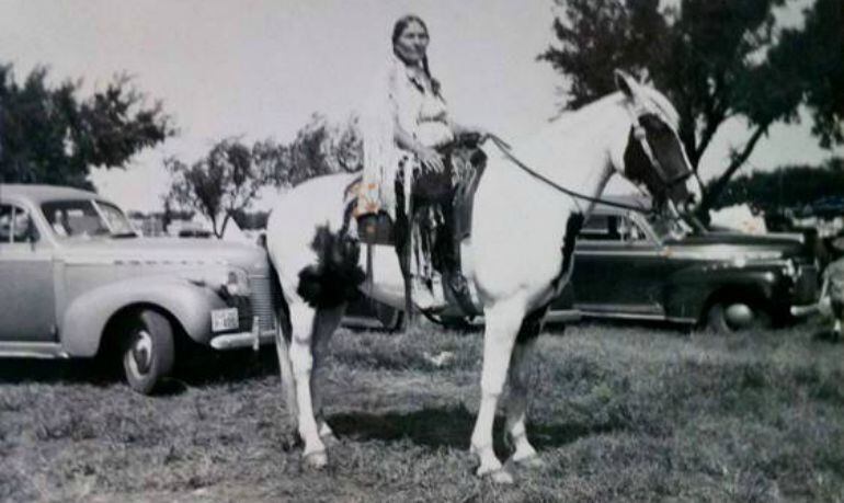 Lena Fisher Myers (bisabuela de Joseph Casillas), un ejemplo de cómo los indios comanches de Norteamérica fueron expertos jinetes.