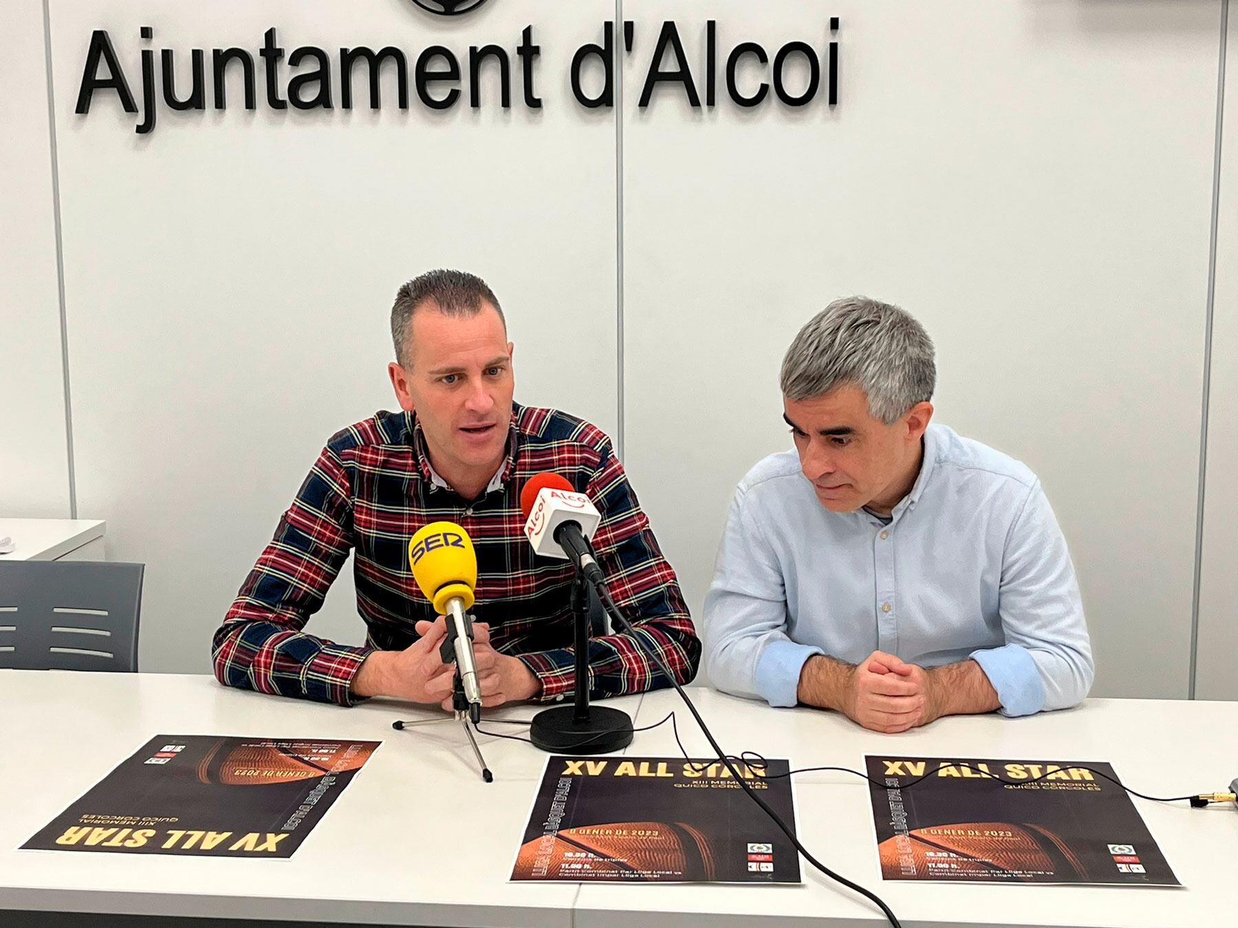 El concejal de Deportes, Alberto Belda, y Paco Agulló, uno de los organizadores de esta cita deportiva, en la sala de prensa del Ayuntamiento durante la presentación del evento