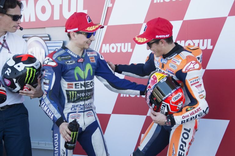 Jorge Lorenzo y Márc Márquez se saludan antes de subir al podio.