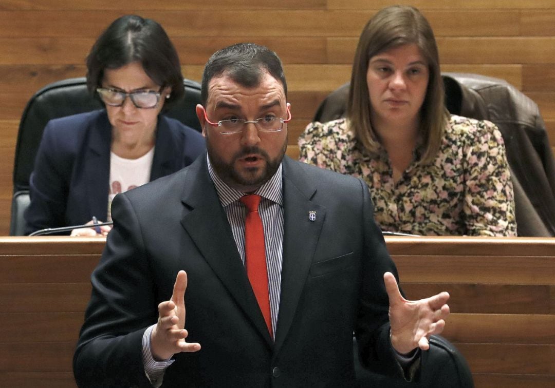 El presidente del Principado, Adrián Barbón, durante el Pleno. 