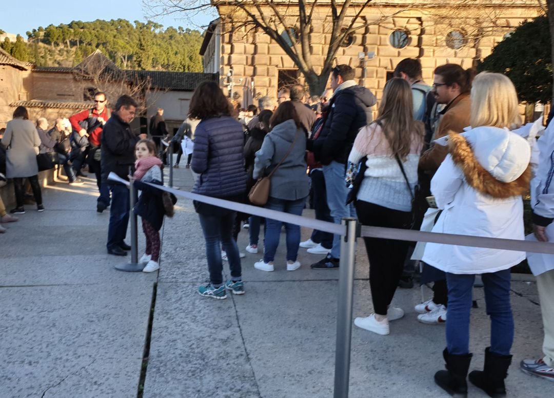 Turistas esperando para entrar en los palacios nazaríes de la Alhambra, de Granada