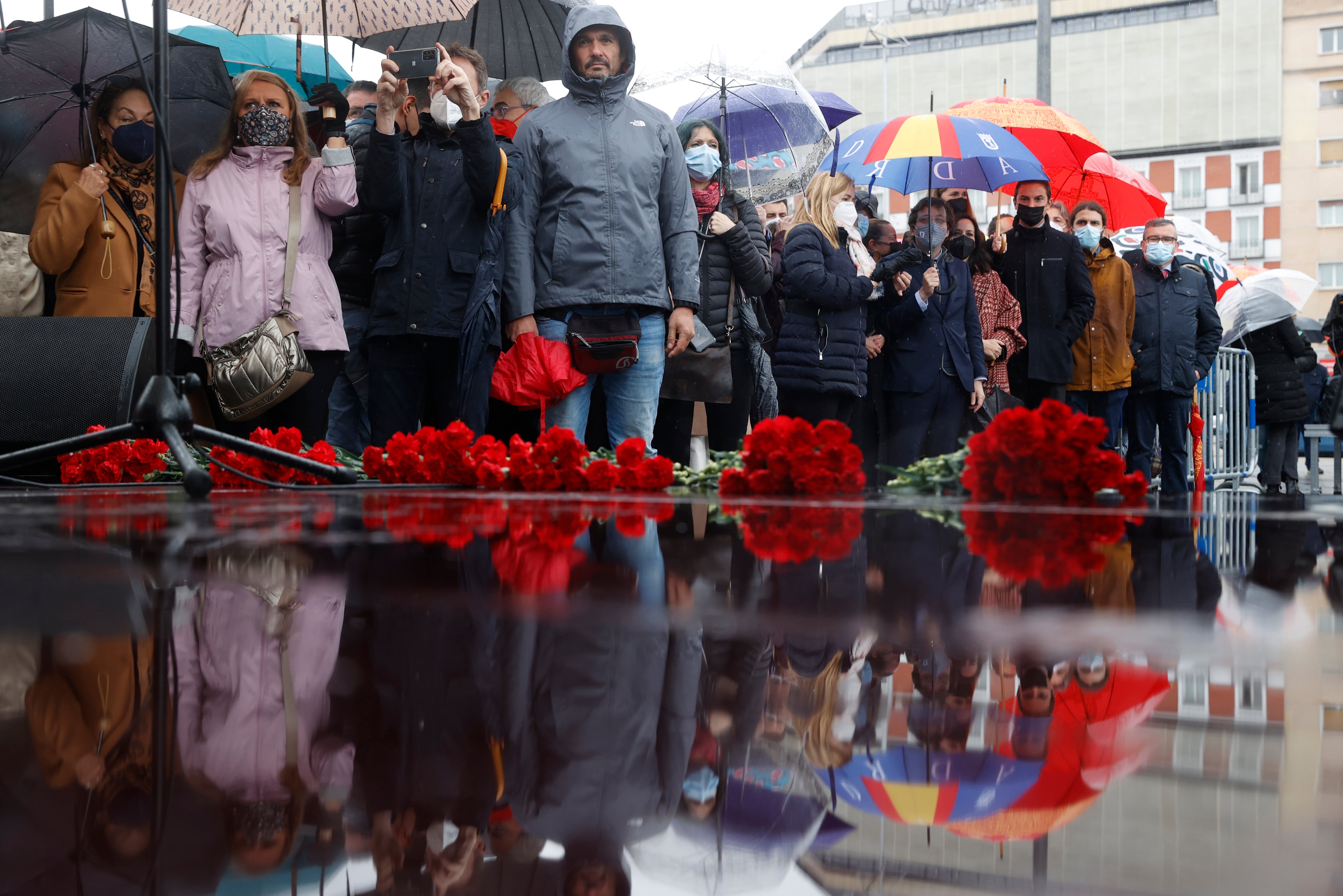 Cientos de personas participan en una ofrenda floral durante el acto en recuerdo a las víctimas de los atentados terroristas del 11M celebrado este viernes en Atocha, Madrid.