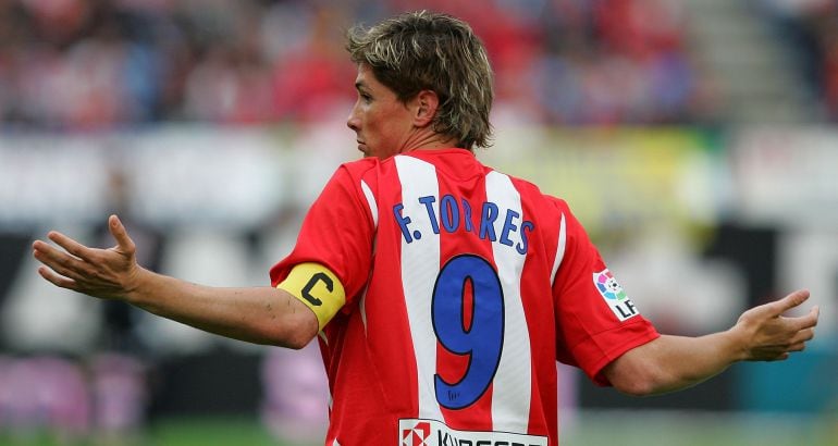 Fernando Torres porta el brazalete de capitán durante su anterior etapa en el Atlético de Madrid