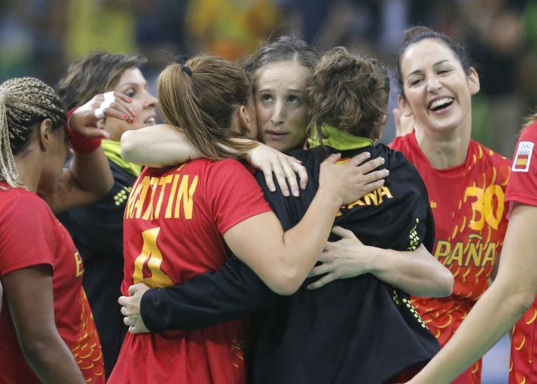  Las españolas celebran la victoria frente a Angola