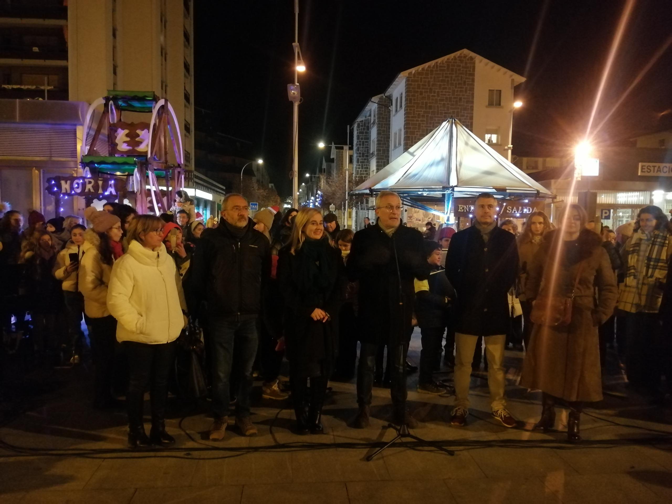 El alcalde y concejales estuvieron presentes, junto a numeroso público, en el encendido navideño