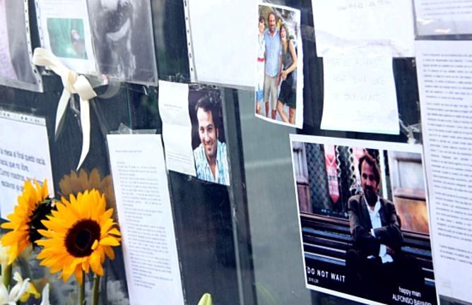 L'actor Alfonso Bayard va ser recordat amb fotografies, dedicatòries i flors a la plaça Molina.