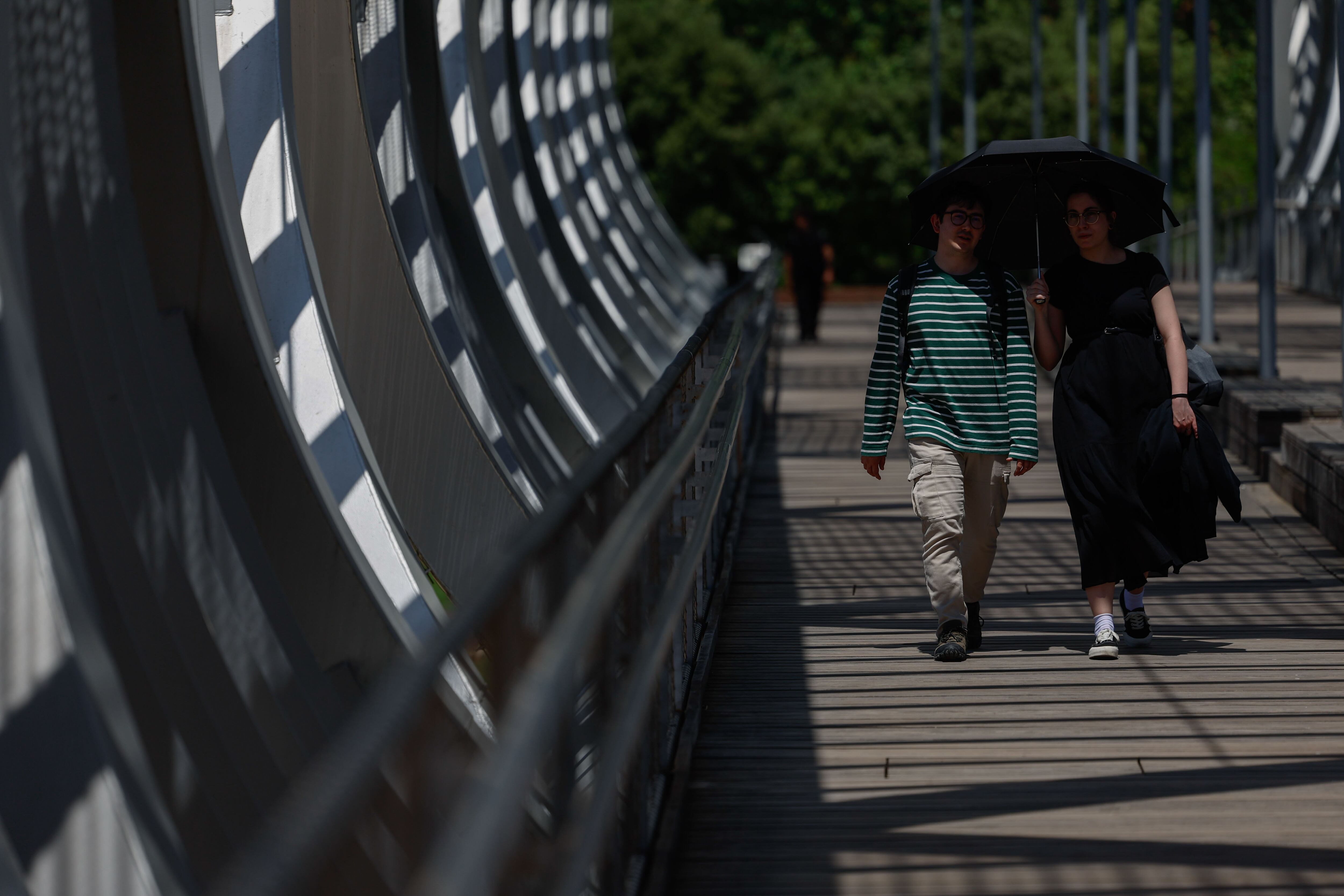 Varias personas caminan en la zona de Madrid Río.