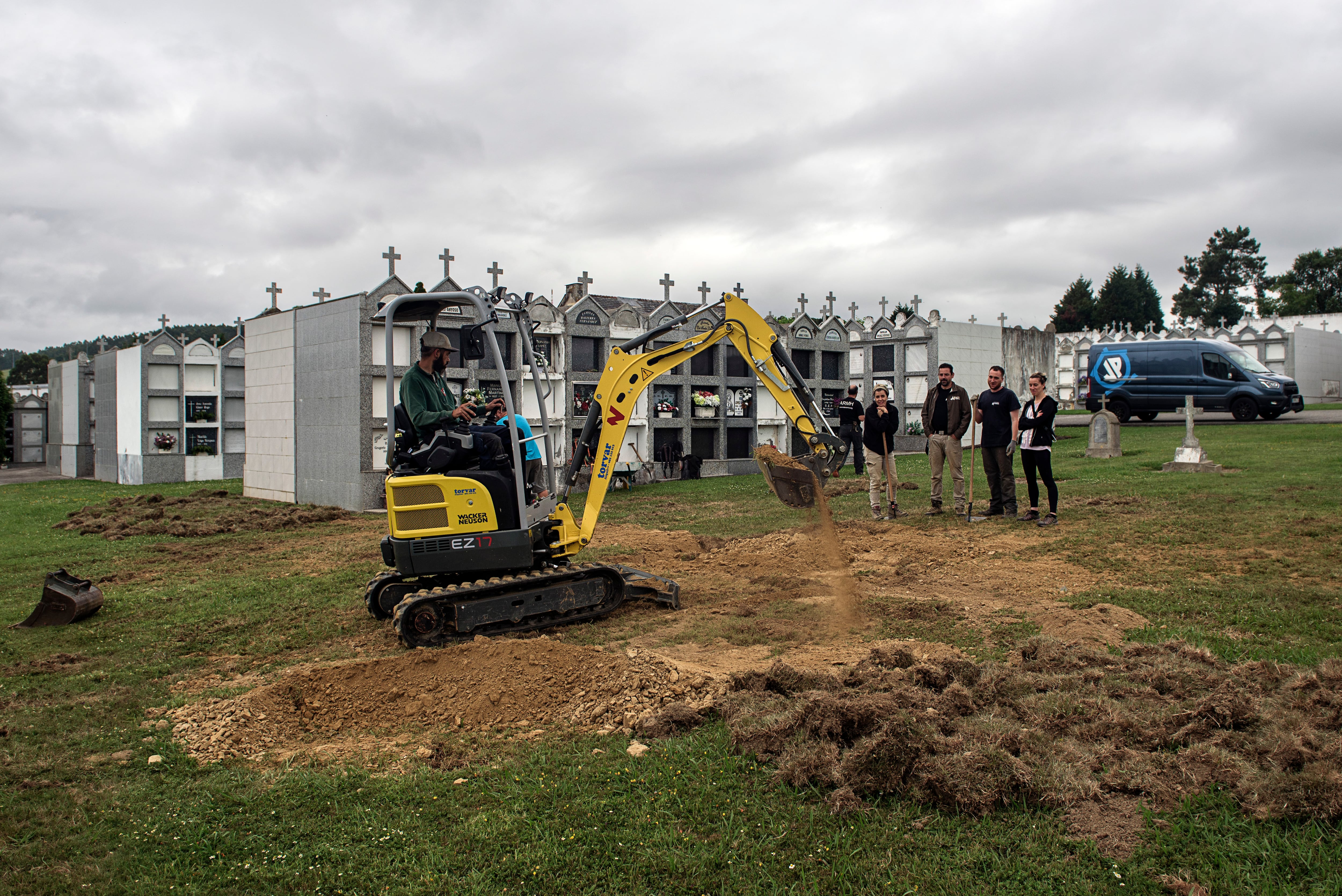 RIBADEO (LUGO), 06/07/2023.- Miembros del equipo de la Asociación para la Recuperación de la Memoria Histórica (ARMH) realizan este jueves los trabajos para el tapado de las tumbas que estos días han excavado en el cementerio de Ribadeo (Lugo) en donde fueron hallados los restos, a falta de la confirmación de las pruebas de ADN, de Justo Fernández Suárez y Manuel Antonio Mon Miranda, asesinados el 23 de julio de 1936 junto a otras 5 personas. EFE/ Emilio Pérez
