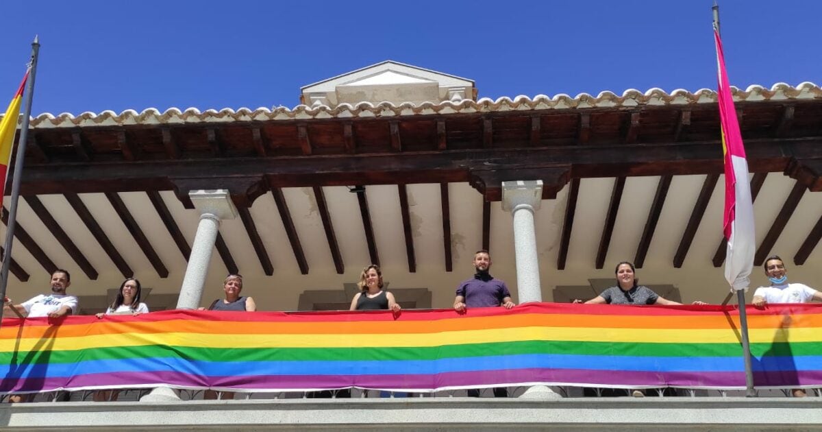 El Ayuntamiento colocará una bandera más grande en forma de protesta