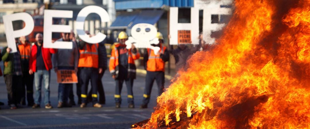 Trabajadores de la planta de la multinacional Alcoa en A Coruña concentrados ante la planta (Archivo)