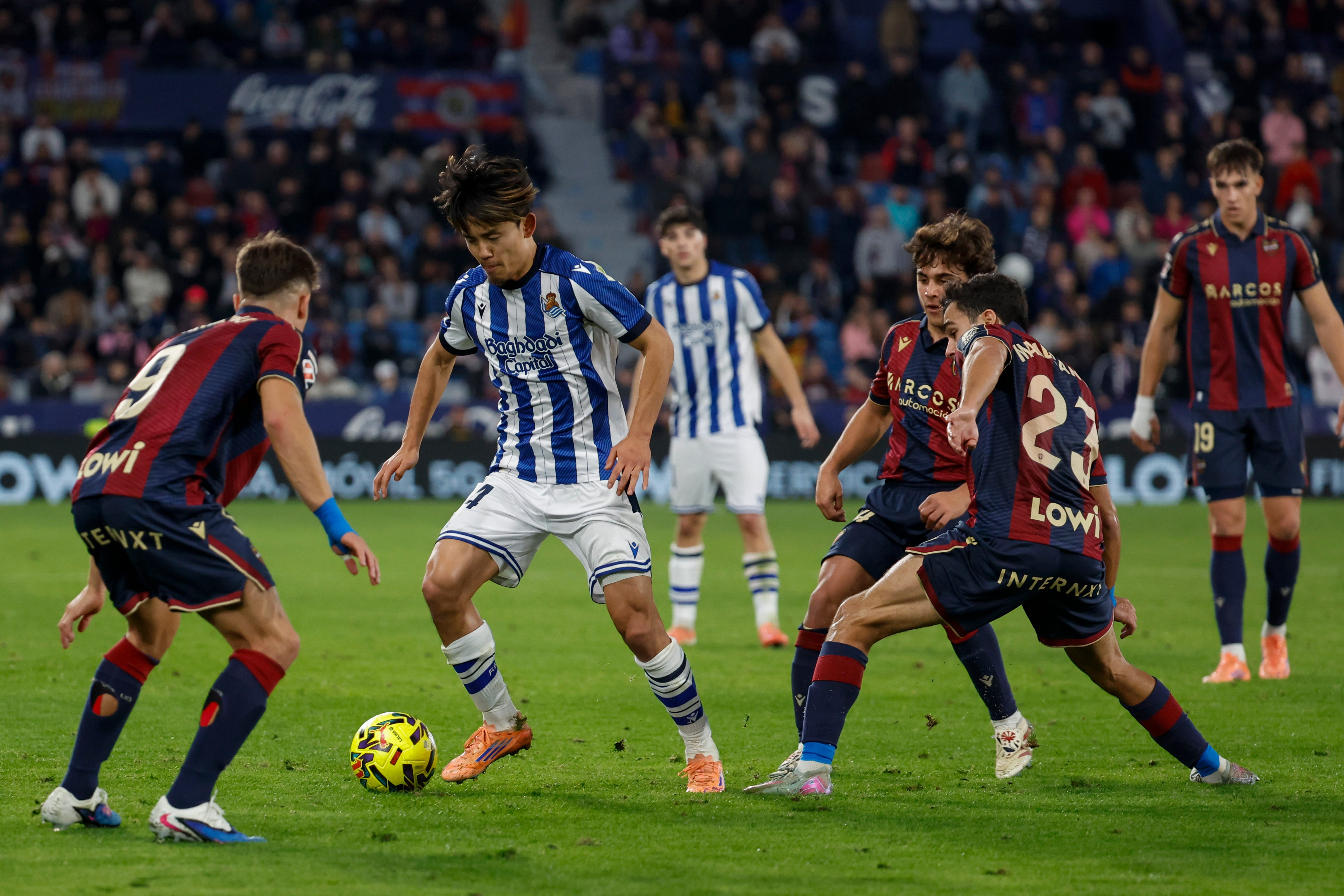 VALENCIA, 20/12/2025.- El centrocampista de la Real Sociedad Take Kubo (2i) disputa un balón con el delantero del Levante Iván Romero (i) durante el partido de LaLiga EA Sports entre Levante UD y Real Sociedad celebrado este sábado en el estadio Ciutat de València. EFE/ Ana Escobar