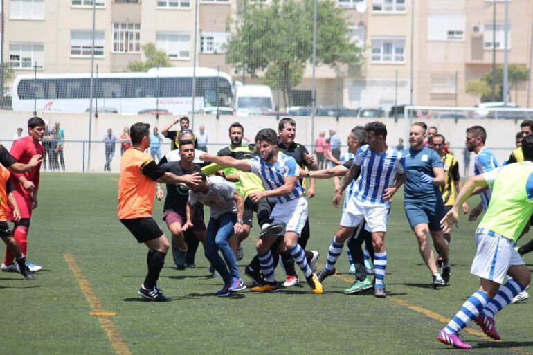 Imagen de llos incidentes ocurridos en el partido disputado en San Fernando 