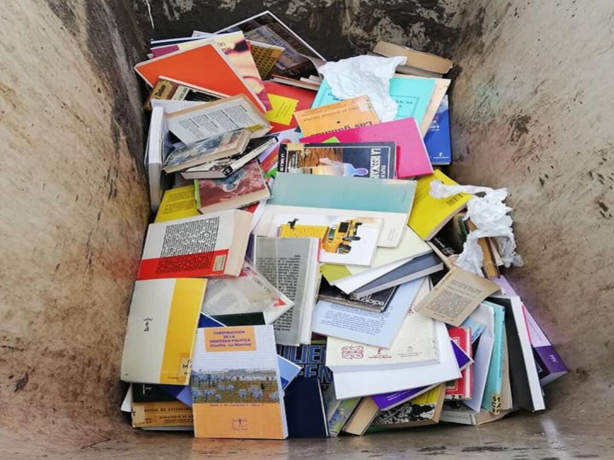 'Ahora Talavera' critica que se tiren libros a un contendor en Talavera la Nueva