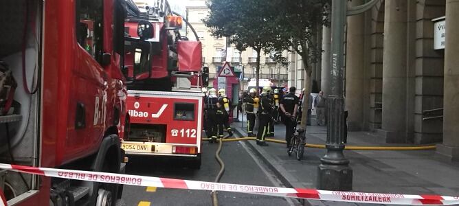 Los bomberos han cerrado el acceso a la estación por Hurtado Amézaga para poder extinguir el fuego originado en las escaleras mecánicas