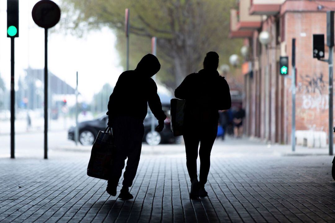 Compras de alimentos y productos básicos en un supermercado en el centro de este sábado en el que España entra en estado de alarma para movilizar al máximo los recursos necesarios para combatir el COVID-19, que ya se ha cobrado 120 vidas y ha contagiado a más de 4.000 personas. 