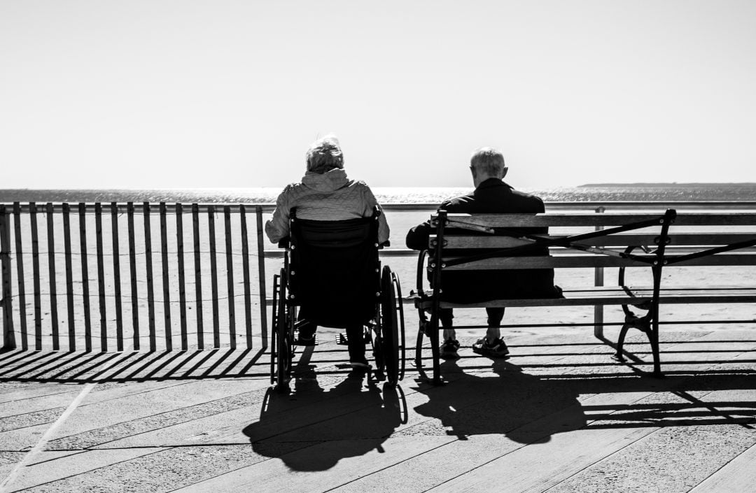 Una pareja de ancianos contemplan el mar, en una imagen de archivo