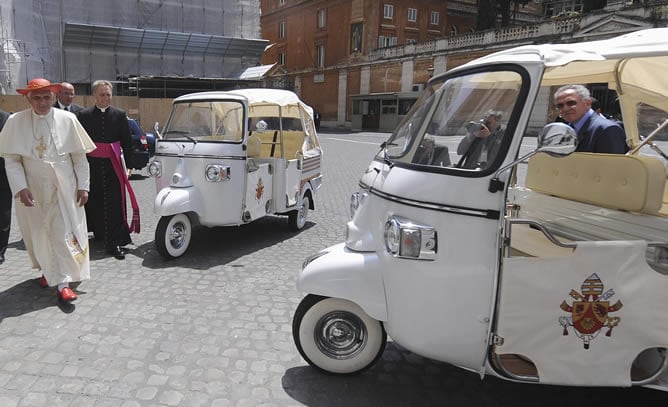 Benedicto XVI pasea por el Vaticano en la presentación de dos vehículos italianos ataviado con sus &#039;famosos&#039; mocasines y un gorro rojo