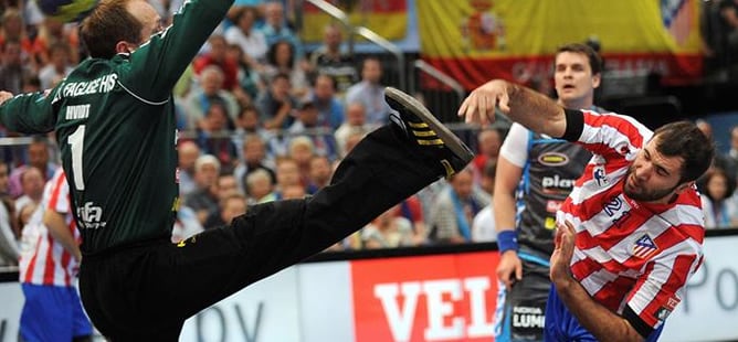 Joan Canellas, del Atlético de Madrid, marca un gol al portero del AG Copenhague Kasper Hvidt durante la semifinal de la Liga de Campeones de balonmano