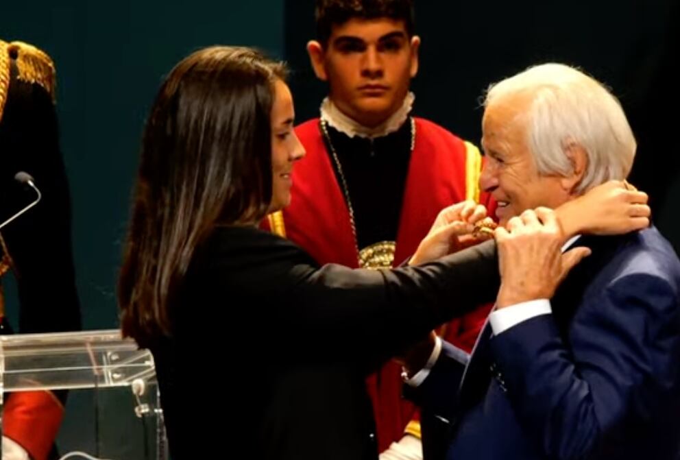 Rocío Gálvez ayuda a Manuel Benítez El Cordobés a ponerse la Medalla de la Ciudad de Córdoba que le ha sido otorgada hoy