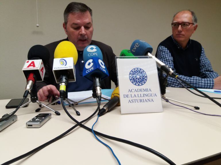 En primer término, el presidente de la academia, Xosé Antón González (izq.) junto al secretario del organismo, Xosé Ramón Iglesias (drcha)