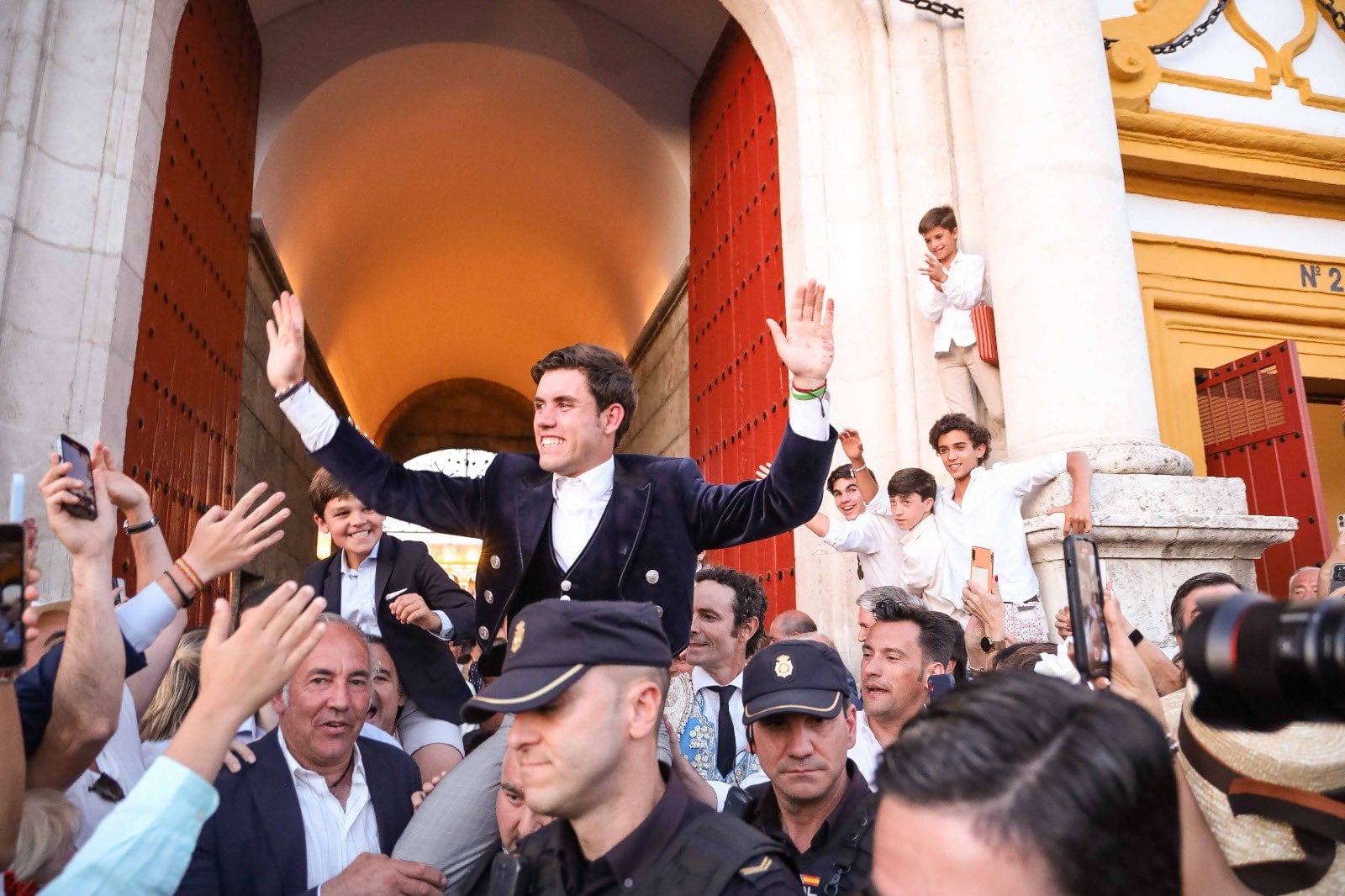 Guillermo Hermoso de Mendoza en su tercera salida a hombros por la Puerta del Príncipe