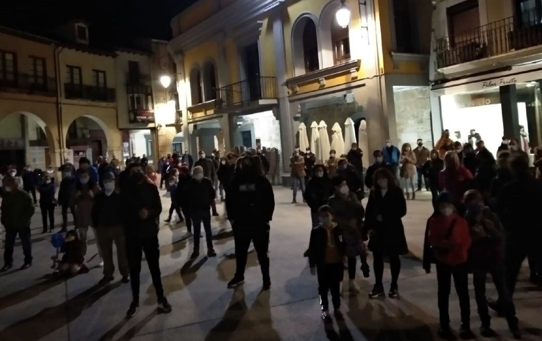 La Plaza Mayor congregó alrededor de 250 personas de todas las edades que se manifestaron pacíficamente contra de las restricciones gubernamentales.