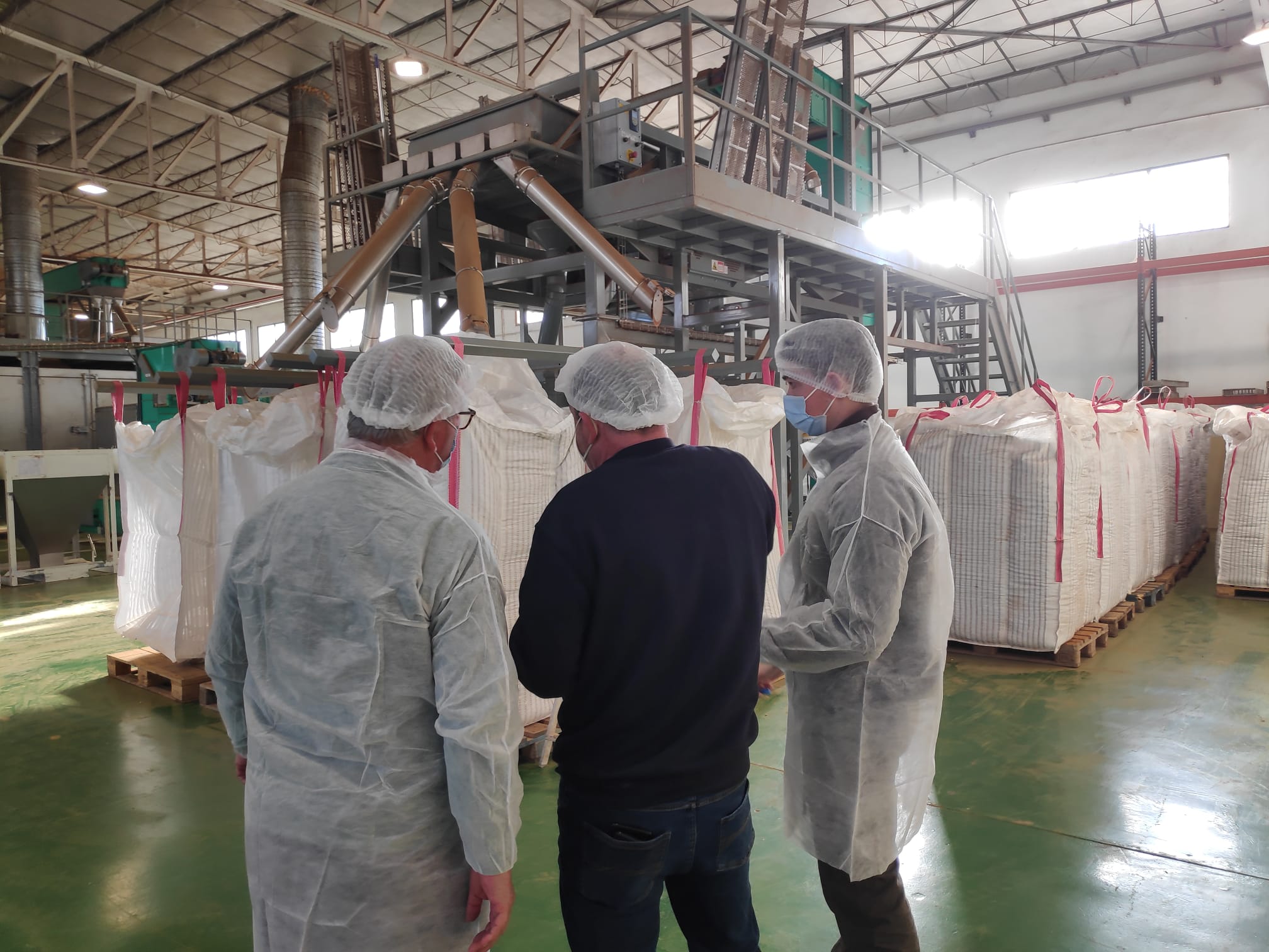 Miguel Cobos, secretario provincial de UPA y Jesús Fernández, participante en el proyecto Erasmus Agro visitando la almendrera de DCOOP en Villarubia, Córdoba