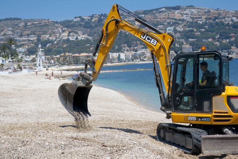 Trabajos de puesta a punto de las playas de Xàbia para el verano.