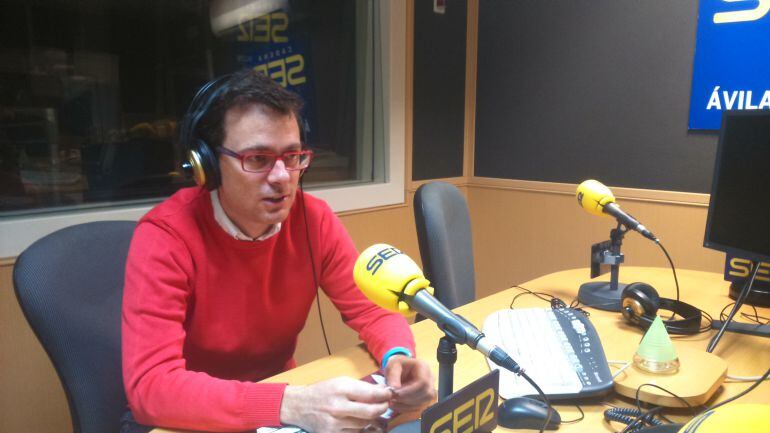 Oscár Arroyo en los estudios de Ser Ávila. Foto de archivo